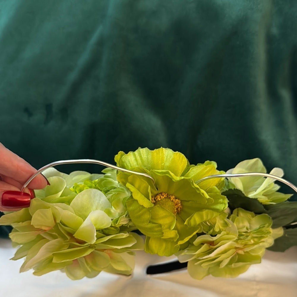 Green Heart-Shaped Floral Hair Accessory - Picture 2 of 3